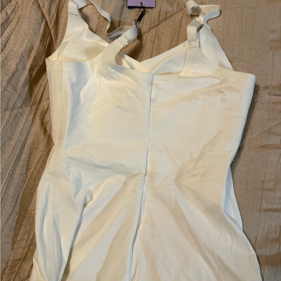 NWT Honeylove White Shapewear Cami, Padded, Medium. 3D Printed Velvet Support. - Picture 2 of 8